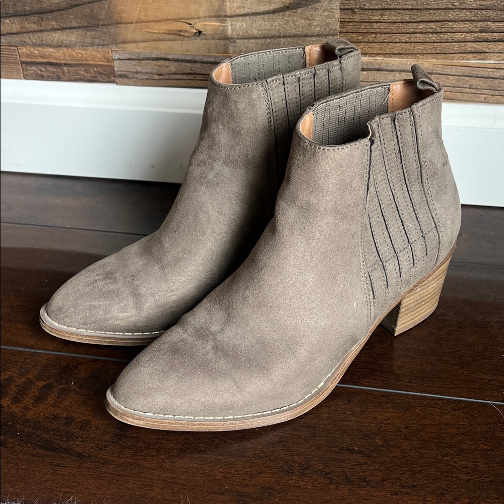 LIKE NEW Universal Thread ankle boots